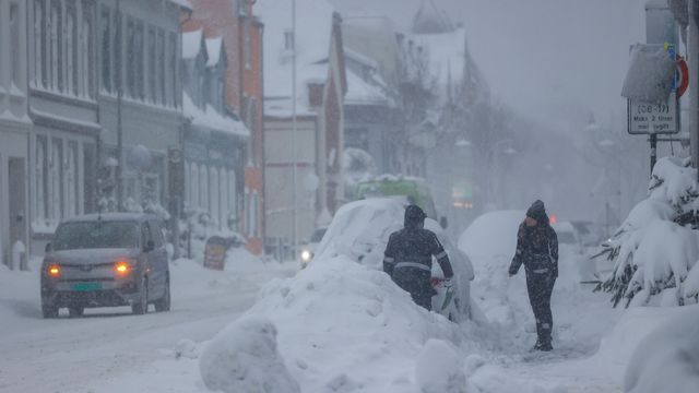 Fortsatt snøkaos på Sørlandet: – La bilen stå