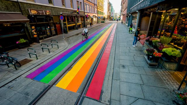 Setter stopp for Pride-fargede gangfelt på offentlige veier