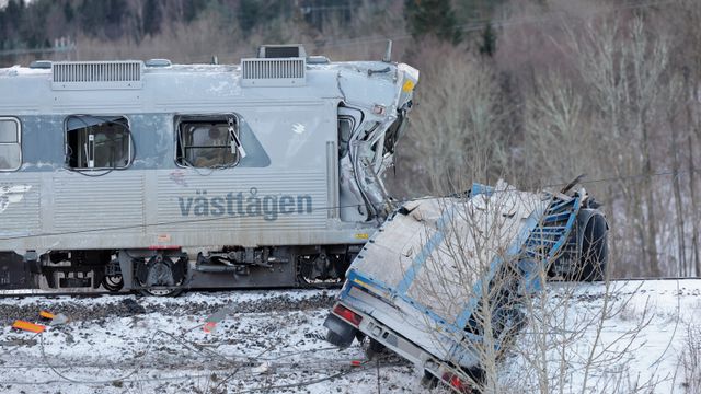 Flere skadet da tog kjørte inn i lastebil i Sverige