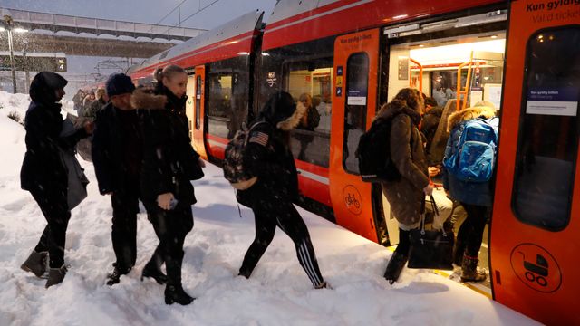 Verken snøvær eller ekstremkulde torsdag morgen: Likevel både forsinkelser og innstillinger i kollektivtrafikken