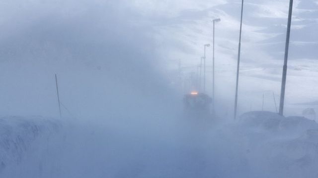 Storm i Nord-Norge: Skredfare, innstilte fly og glatte veier