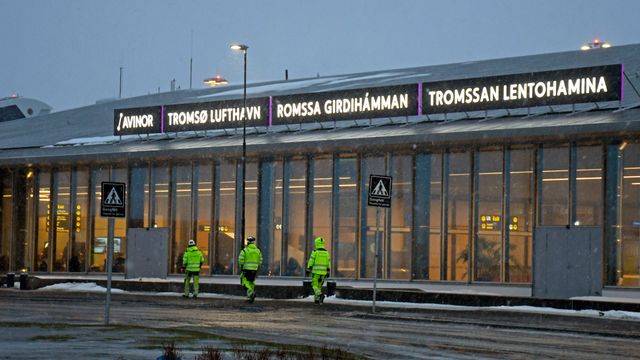 Stormen i Nord-Norge: Stengte veier overalt – folk blir bedt om å la bilen stå