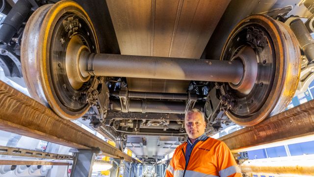 Her står togene som skulle gått: – Tint løs isklumper på opptil 600 kilo