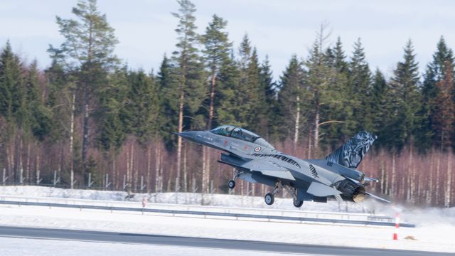 Ukraina får ikke fly F-16 over russisk luftrom