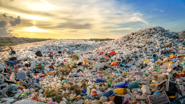 Har funnet 16.000 kjemikalier i plast – forskerne har fire råd