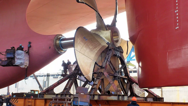 Skifter 111 propeller og sparer flere tusen tonn CO₂-utslipp