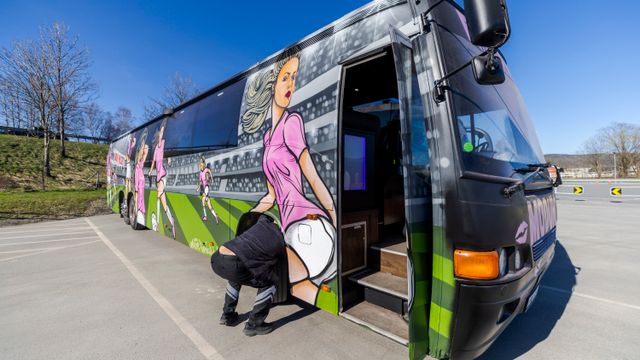 – Man står i bussen, man danser i bussen, og man kjører tidvis i veldig høy fart