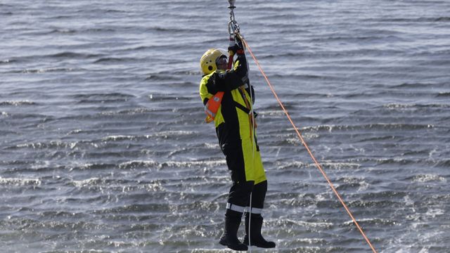 Forsvarsministeren ble hentet opp av vannet