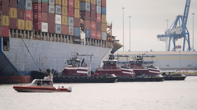 Skipet som krasjet i Baltimore-broen, er tauet vekk