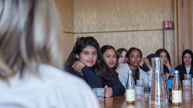 25 jenter i niendeklasse laget apper i ferien og fikk vise dem frem for Oslos ordfører