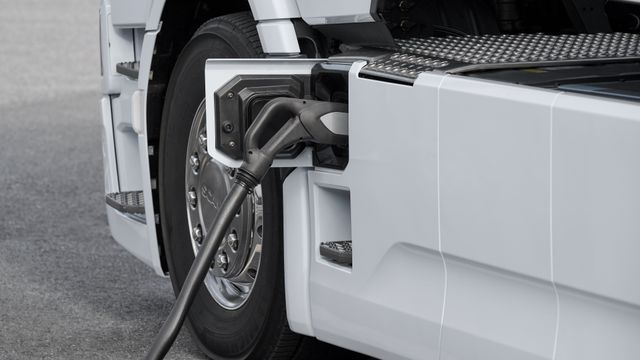 Scania vil ha fart på elektrifiseringen: Skal installere 40.000 ladepunkter for tyngre kjøretøy 