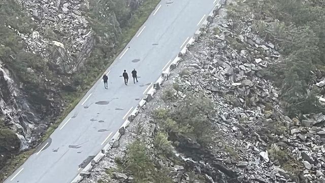Flere observert gående på stengte Trollstigen – fortsatt fare for ras