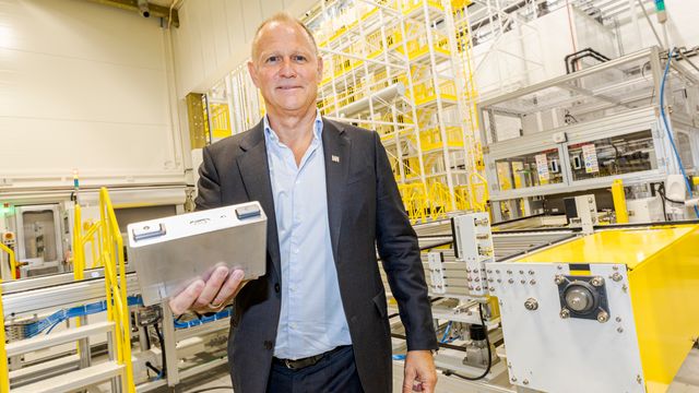 Morrows batterifabrikk i Arendal forsinket på nytt – utlendinger får ikke jobbe