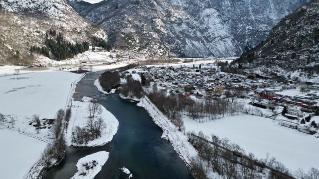 Skadeflom i Lærdal kan bli større enn antatt – NVE vurderer å bygge flomvoll