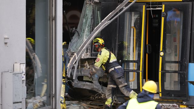 Trikkeulykken i Oslo: Trikken tauet ut av butikken