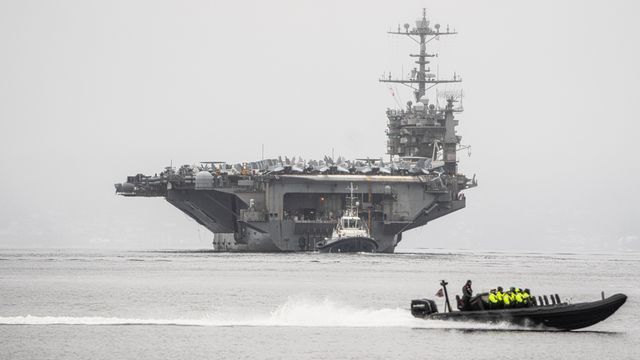 Her forlater hangarskipet USS Harry Truman Oslofjorden