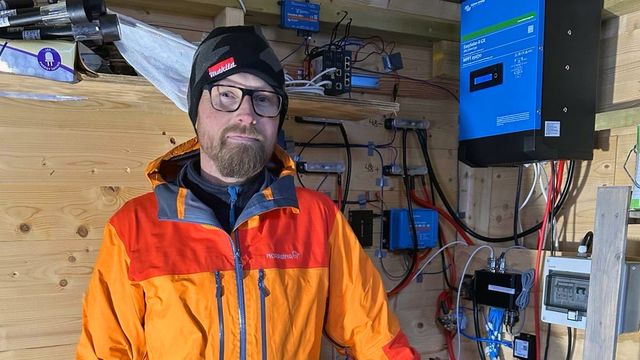 Håkon bygde off-grid-løsning på hytta på fire uker. Pris? 40.000 kroner