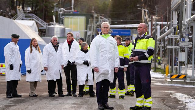 Støre på sprengstoffinspeksjon på Sætre: – Kan bidra til forsvarsevnen i hele Nato