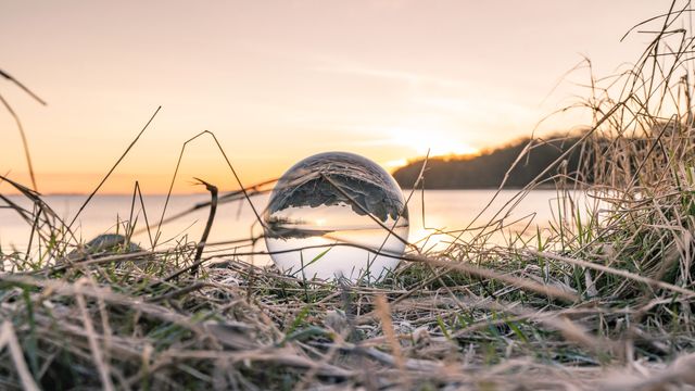 Kan du se inn i fremtiden? Prøv deg på TUs spåkule for 2025