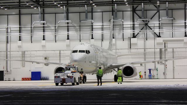 Her dyttes P-8 Poseidon inn i hangaren på Evenes for første gang