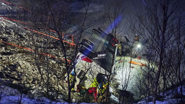 Tre døde i bussulykke i Nordland – politiet usikre på antallet passasjerer