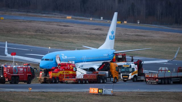 Fant deler fra KLM-fly som nødlandet på Torp på rullebanen på Gardermoen