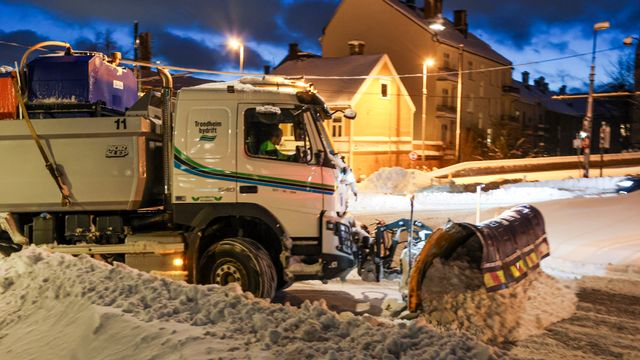 Uværet fører til strømbrudd og kanselleringer