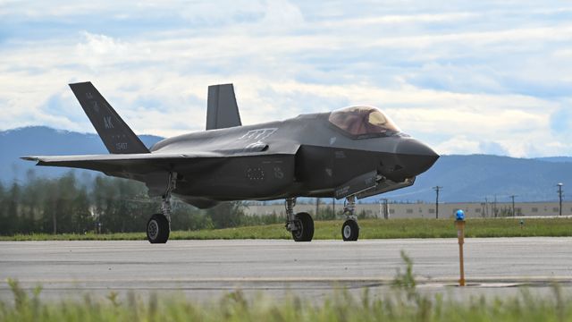 Amerikansk F-35-fly styrtet i bakken under landing