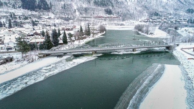 Otta jernbanebru stengt frem til april