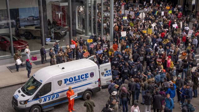 Omfattende protester ved Tesla-utsalg i USA