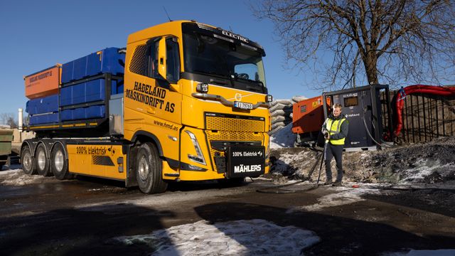 Tester elektrisk lastebil til veisalting