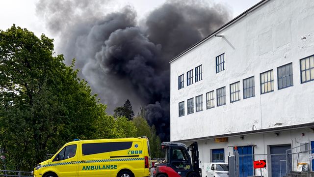 Storbrann i industribygg på Gjøvik under kontroll