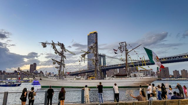 To døde da seilskute traff Brooklyn-broen i New York