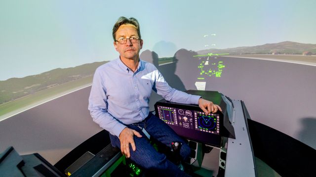 Kampflypiloter i mange land trener med flysimulatorer fra Asker