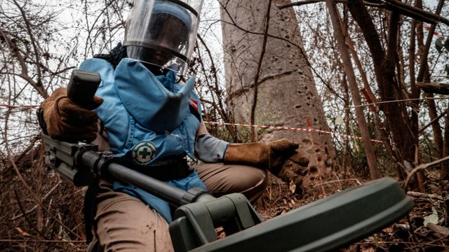 Måtte skrive under på klausul for å fortsette å rydde miner med USA-midler