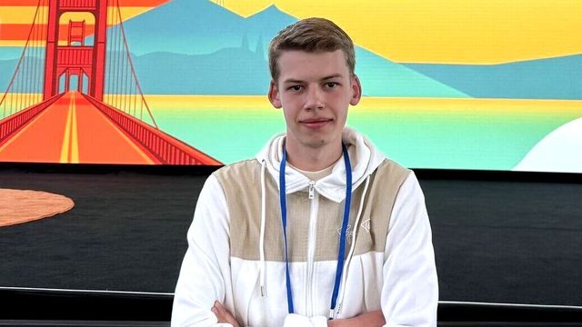 Etter å ha møtt verdens KI-elite, ser Adrian (18) lyst på fremtiden