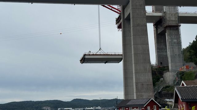 Første bruelement på Grenlandsbrua er på plass