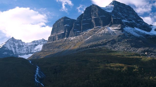 En hel fjellside kan rase: – Store bevegelser