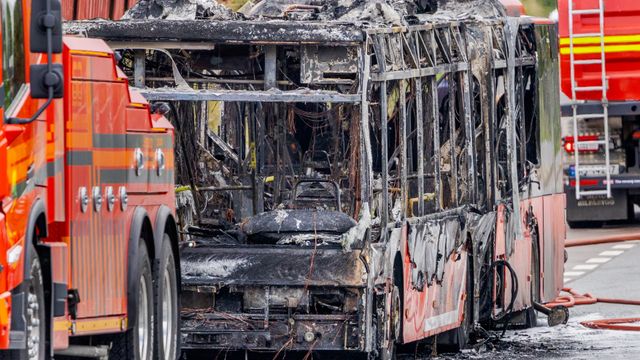 Buss tok fyr under kjøring