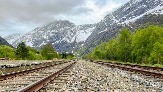 Raumabanen forblir stengt frem til oktober – fare for nye ras