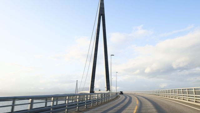 All asfalt helt ned til bart stål må vekk