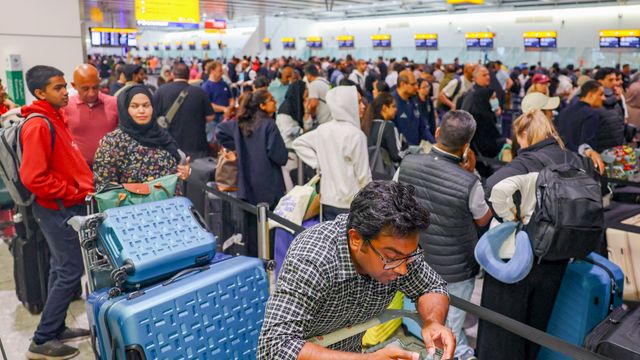 Britisk politi har pågrepet mann som mistenkes å stå bak dataangrep mot flyplasser