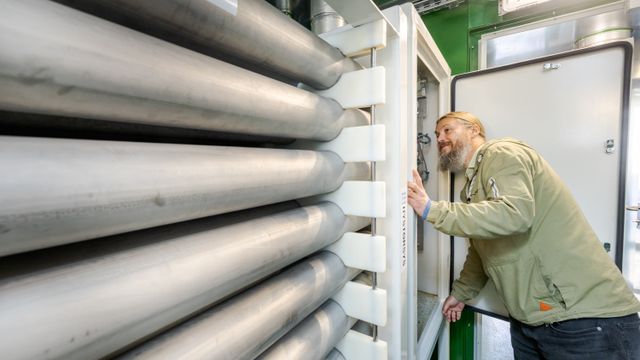 Lagrer solenergi i hydrogen – gjøres om til strøm om vinteren