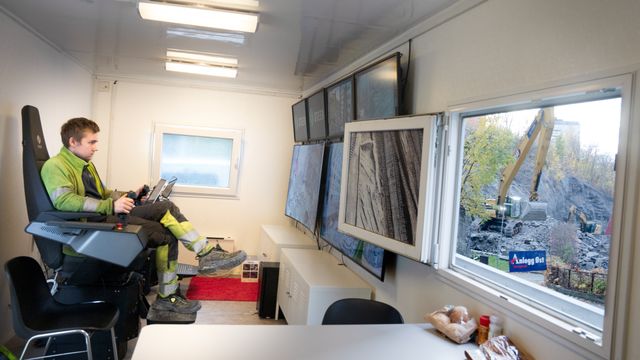 Rensker bort raset med fjernstyrte gravemaskiner