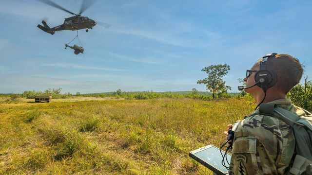 Her kontrollerer soldaten det store helikopteret med et nettbrett