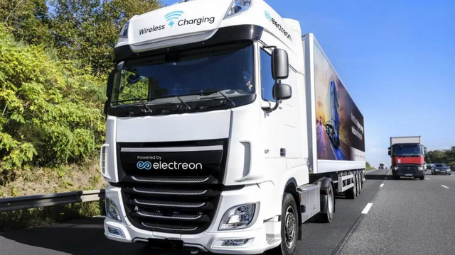 Frankrike tester el-vei på motorvei – biler lades mens de kjører