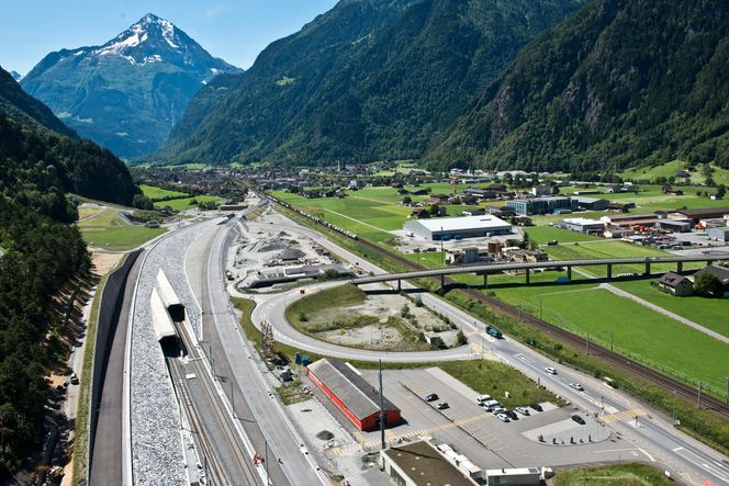 Tog kan holde hastigheter på 240 km/t i tunnelen. Innløpet sees til venstre.