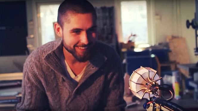 Argus Lamp følger ansiktet ditt og detekterer smil. Deretter tar den bilde og laster opp på Twitter.