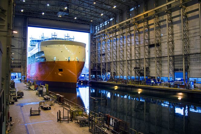 Ulstein SX165, Island Venture, på vei ut av hallen på Ulstein Verft.