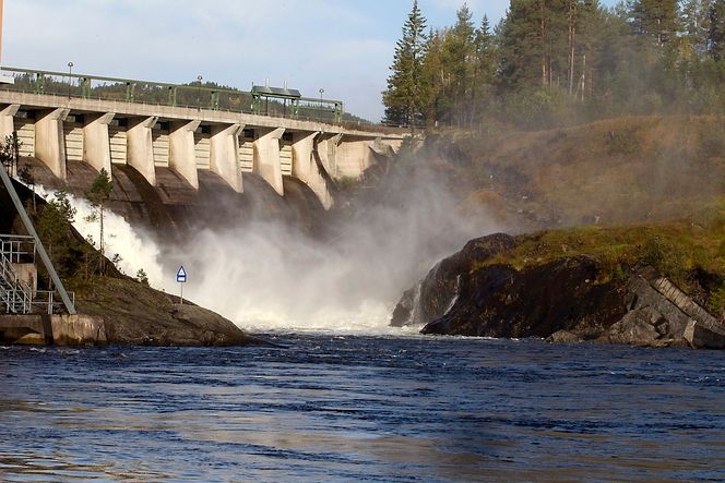 Et gammelt ledningsnett fører til lekkasjer på Notodden. Her fra Grønvollfoss kraftverk ved Tinnelva.